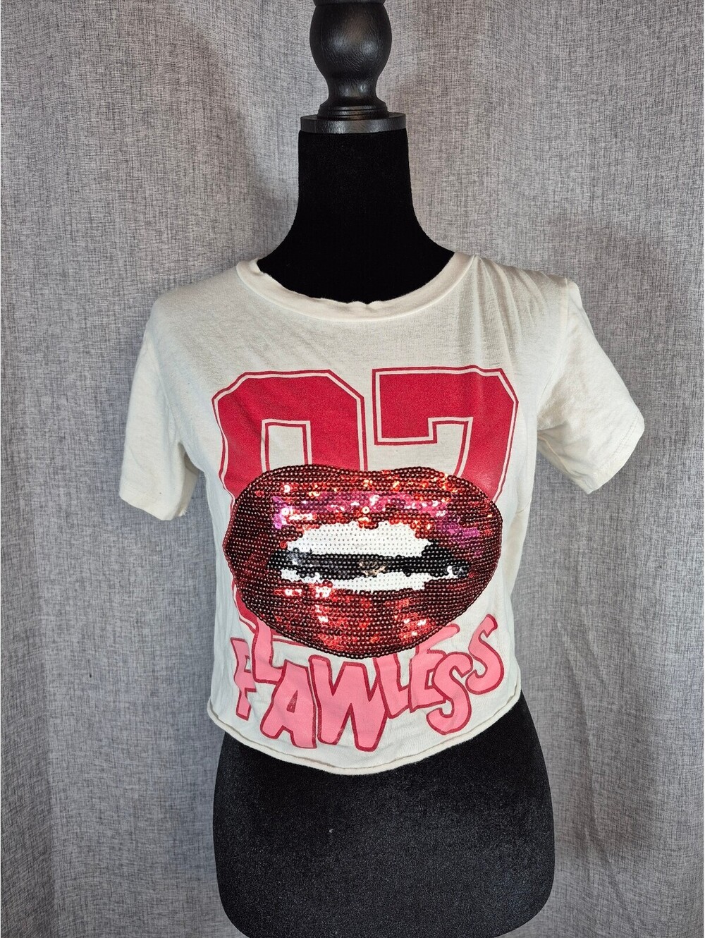 Dice Women’s Large White Cropped Graphic Tee Red Sequin Lips Y2K